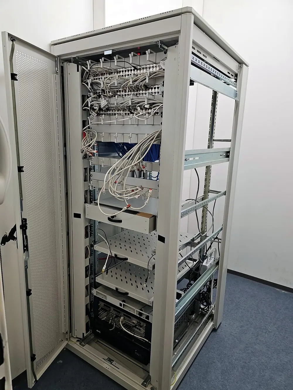 Offener Serverschrank mit Patchfeldern und Einschüben